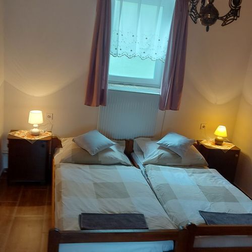 Apartament classic la parter cu 2 camere pentru 4 pers.