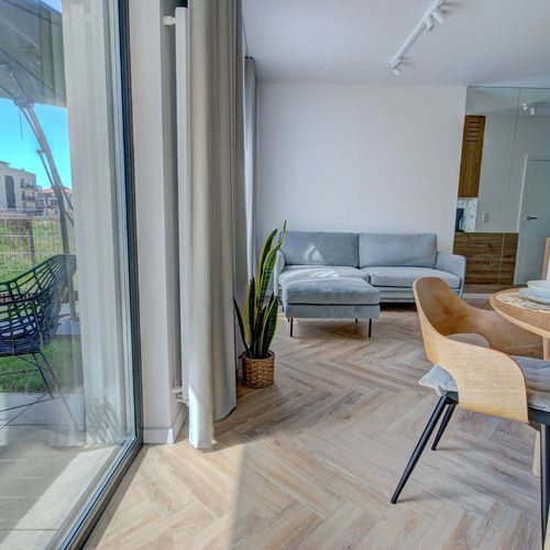 Apartament 4-osobowy na parterze z tarasem z 2 pomieszczeniami sypialnianymi