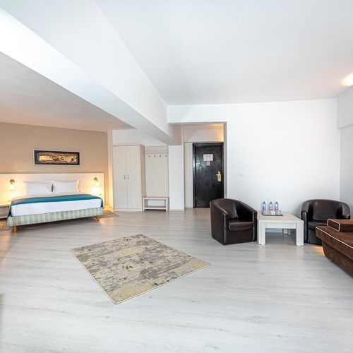 Junior Suite*, cu 2 sezlonguri incluse la plaja