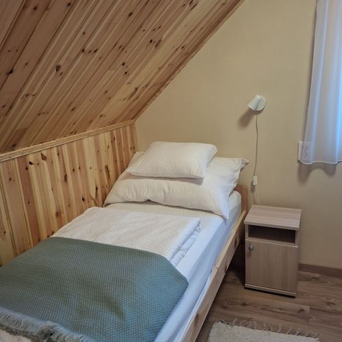 Întreaga unitate cu vedere spre pădure pentru 8 pers. (se inchirieaza doar integral)