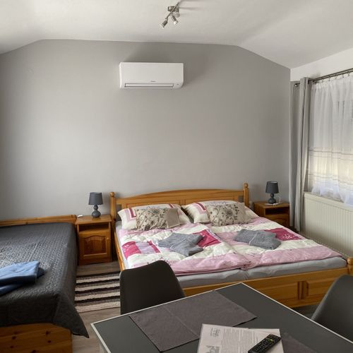 Apartament 3-osobowy na piętrze z widokiem na dziedziniec z 1 pomieszczeniem sypialnianym