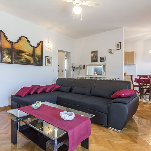 Apartament family lângă piscină cu 3 camere pentru 4 pers.