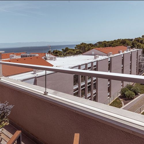Camera twin superior cu vedere parțială spre mare