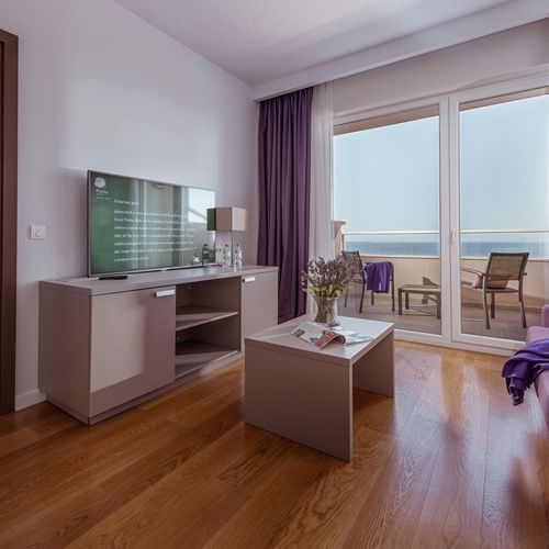 Suita cu balcon cu vedere parțială spre mare cu 1 camera pentru 2 pers.