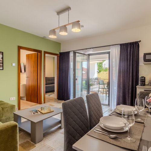 Apartament la etaj cu aer condiționat cu 3 camere pentru 6 pers.
