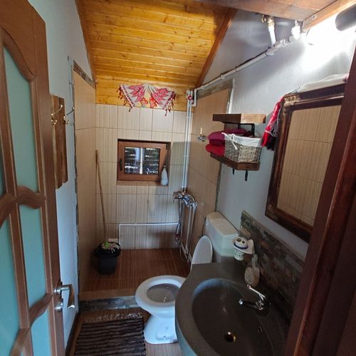 Cabană la parter cu vedere spre munte pentru 4 pers. (se inchirieaza doar integral)