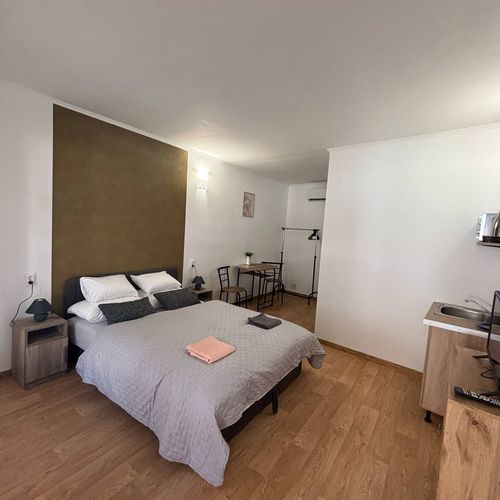 Apartament cu aer condiționat cu chicinetă proprie pentru 2 pers. (se inchirieaza doar integral)
