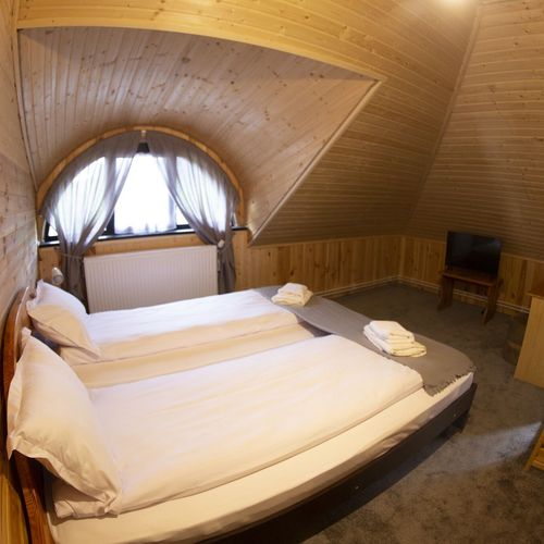 Cabană romantică întreaga unitate pentru 14 pers. (se inchirieaza doar integral) (se poate solicita pat suplimentar)