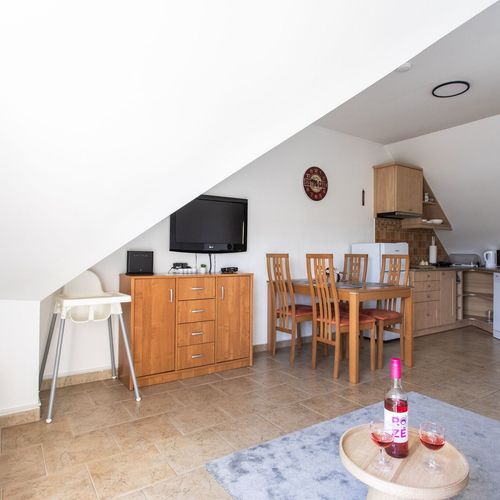 Apartament la etaj cu vedere spre lac pentru 4 pers. (se inchirieaza doar integral) (se poate solicita pat suplimentar)