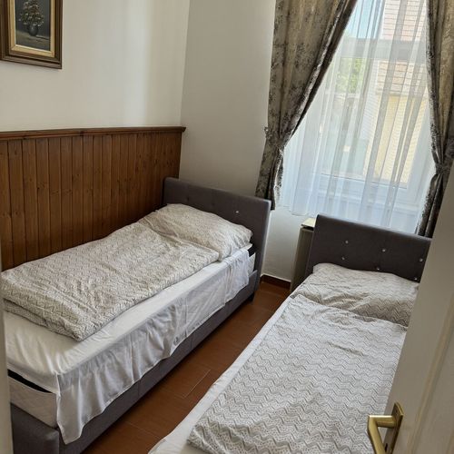 Apartament la parter cu aer condiționat pentru 3 pers. (se inchirieaza doar integral) (se poate solicita pat suplimentar)