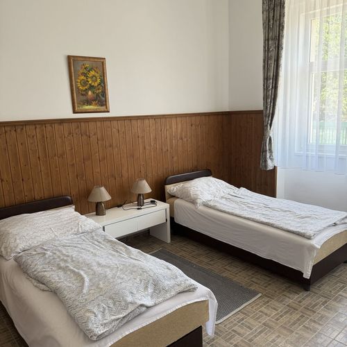 Apartament la parter cu aer condiționat pentru 3 pers. (se inchirieaza doar integral) (se poate solicita pat suplimentar)