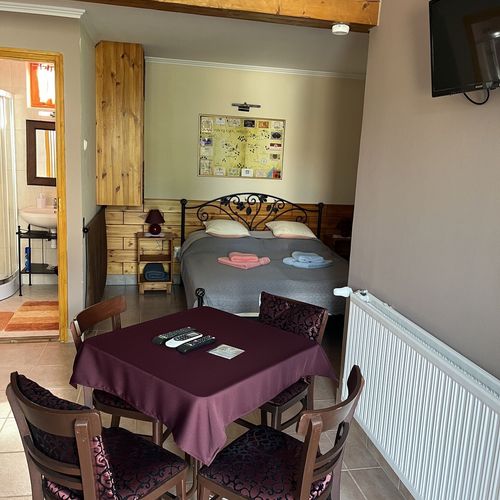 Apartament la parter cu bucătărie proprie cu 1 camera pentru 2 pers. (se poate solicita pat suplimentar)