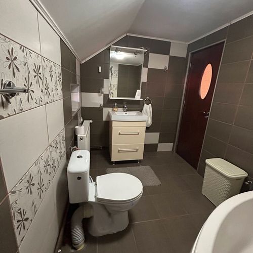 Casă de vacanță întreaga unitate cu vedere spre grădină pentru 10 pers. (se inchirieaza doar integral)