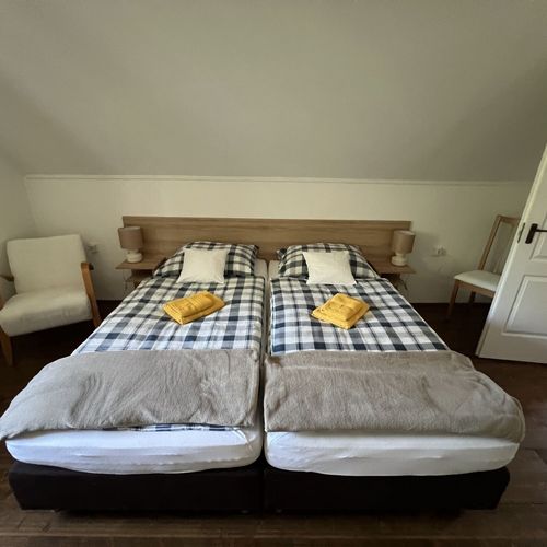 Casă de vacanță la mansardă la parter pentru 10 pers. (se inchirieaza doar integral)