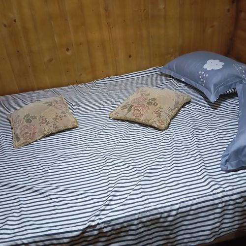 Bungalow pentru 2 pers. (se inchirieaza doar integral)