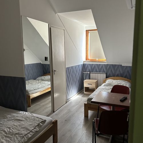 Pokój 3-osobowy na piętrze częściowo z widokiem na jezioro