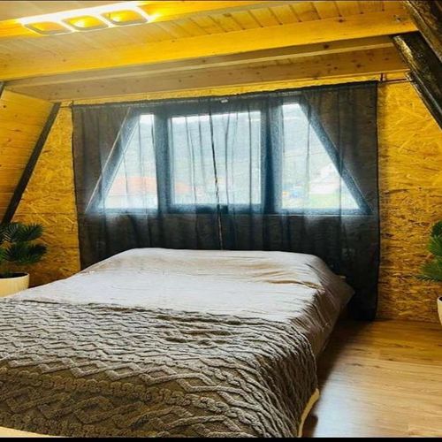 Cabană pentru 8 pers. (se inchirieaza doar integral)
