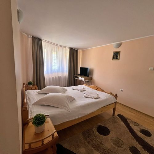 Suita la etaj cu vedere spre munte cu 2 camere pentru 4 pers.