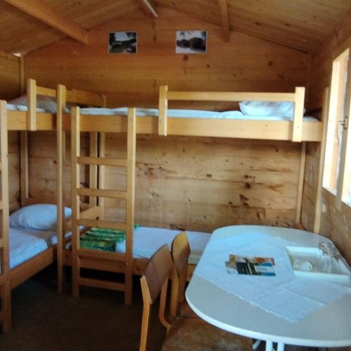 Cabană cu baie comună cu bucătărie comună pentru 4 pers. (se inchirieaza doar integral)