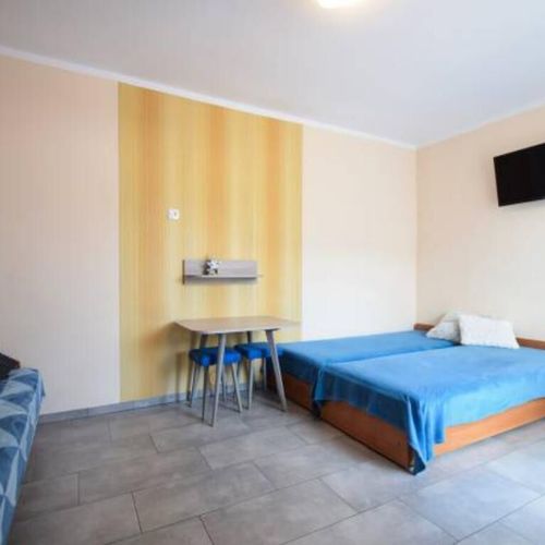 Camera cvadrupla cu chicinetă proprie