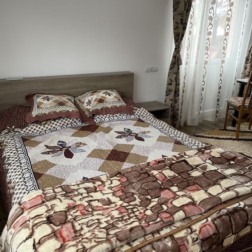 Casă de vacanță cu vedere spre pădure cu vedere spre munte pentru 9 pers. (se inchirieaza doar integral) (se poate solicita pat suplimentar)