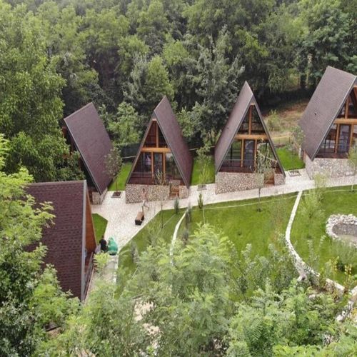 Bungalow pentru 2 pers. (se inchirieaza doar integral)