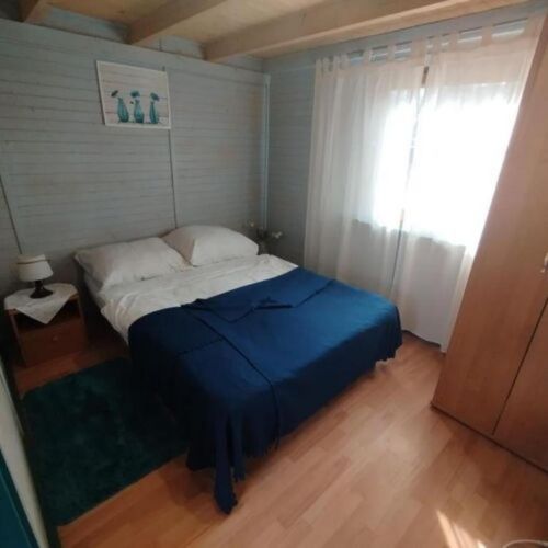 Roubenka (jako celek) s galérií pro 6 os. s výhledem na les