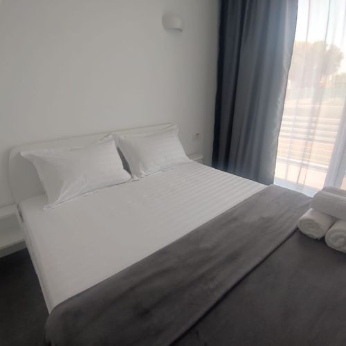 Camera dubla cu balcon cu vedere parțială spre mare
