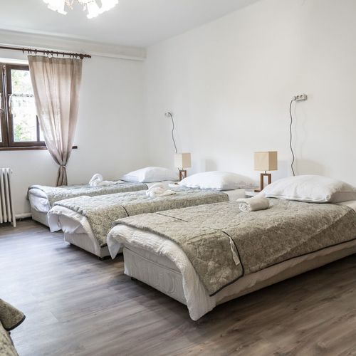 Apartament classic familial(ă) pentru 4 pers. (se inchirieaza doar integral) (se poate solicita pat suplimentar)