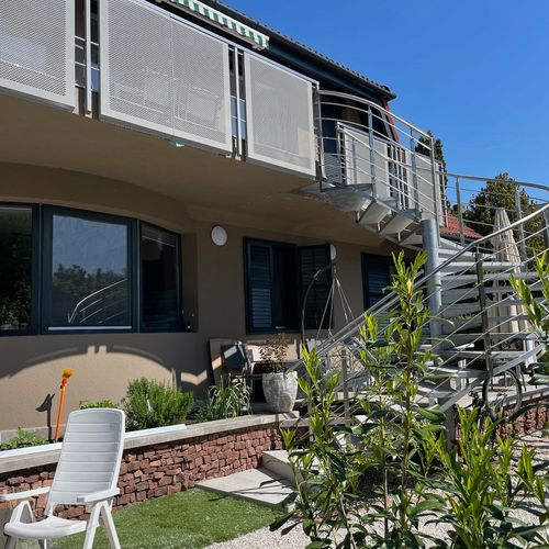 Apartament la etaj cu balcon cu 3 camere pentru 6 pers. (se poate solicita pat suplimentar)