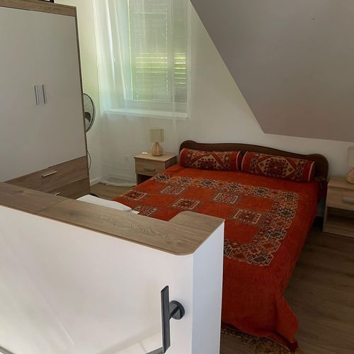 Apartament la etaj la parter cu 3 camere pentru 6 pers.