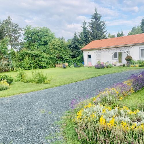 Apartament romantică cu vedere spre curte pentru 2 pers. (se inchirieaza doar integral)