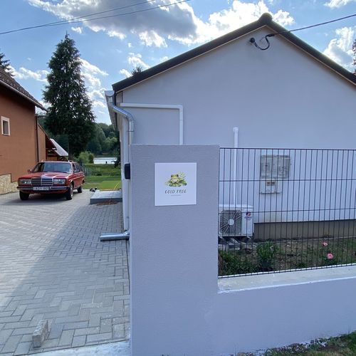 Casă de vacanță întreaga unitate cu vedere spre lac pentru 4 pers. (se inchirieaza doar integral) (se poate solicita pat suplimentar)