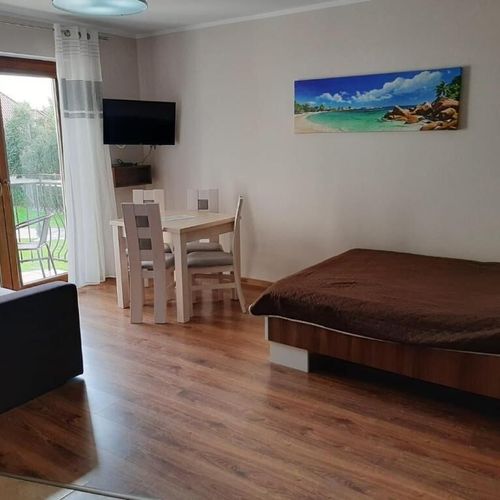 Camera tripla la etaj cu vedere spre grădină