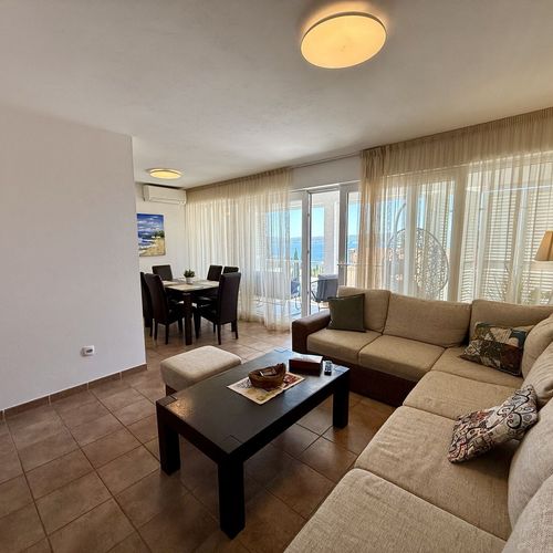 Apartament la etaj cu vedere spre mare cu 2 camere pentru 4 pers.