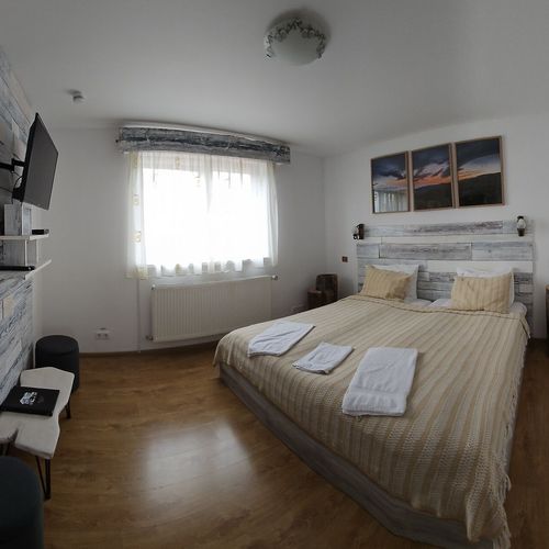 Camera dubla la etaj cu vedere spre munte (se poate solicita pat suplimentar)