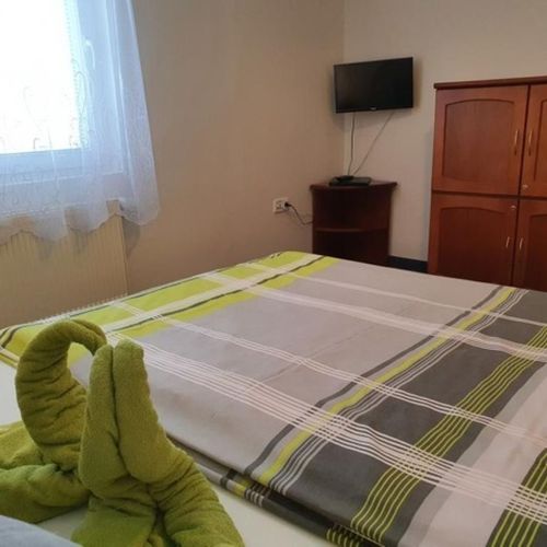 Apartament la etaj cu duș cu 2 camere pentru 5 pers.