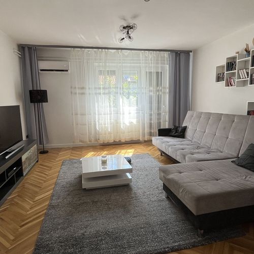 Apartament familial(ă) la etaj pentru 6 pers. (se inchirieaza doar integral)