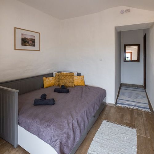 Apartament confort la parter pentru 2 pers. (se inchirieaza doar integral)