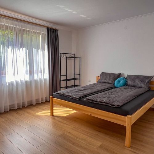 Camera grand cu vedere spre munte pentru 5 pers.