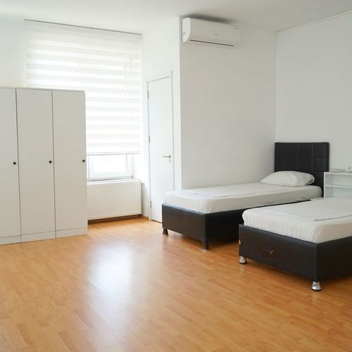 Camera tripla economy cu vedere spre grădină