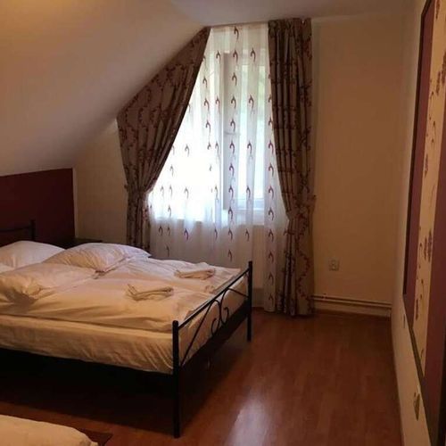 Casă de vacanță la etaj pentru 16 pers. (se inchirieaza doar integral)