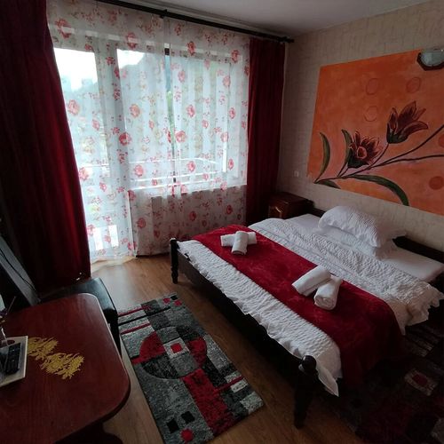 Apartament cu vedere spre râu cu vedere spre munte cu 2 camere pentru 4 pers.