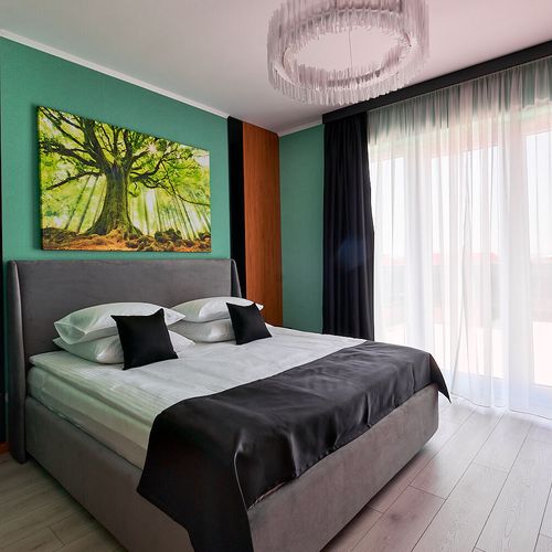 Apartman pro 4 os. se 2 ložnicemi s výhledem na město na poschodí