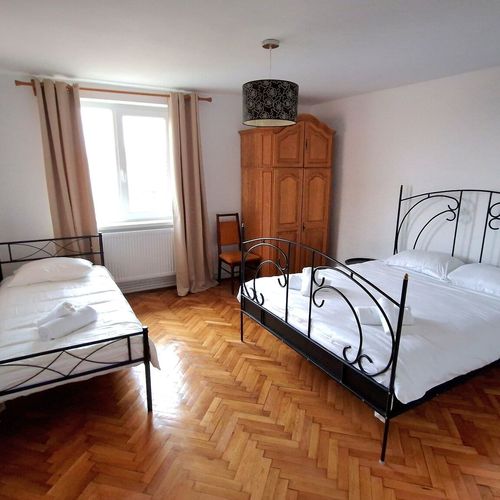 Casă de vacanță întreaga unitate cu vedere spre munte pentru 8 pers. (se inchirieaza doar integral) (se poate solicita pat suplimentar)