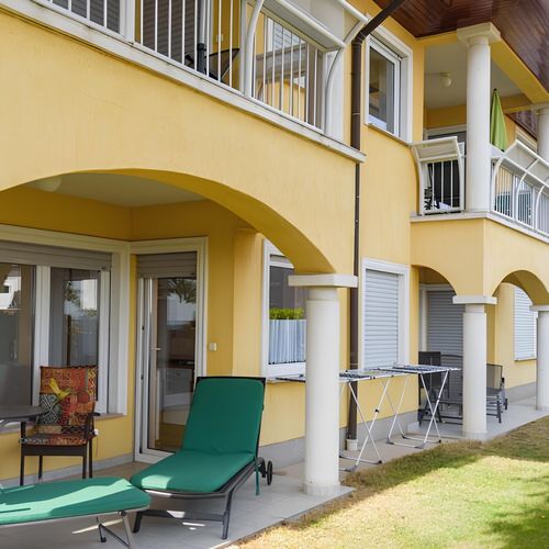 Apartament 4-osobowy na parterze z tarasem z 2 pomieszczeniami sypialnianymi