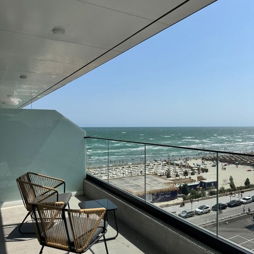 Apartament la etaj cu vedere spre mare pentru 16 pers. (se inchirieaza doar integral)