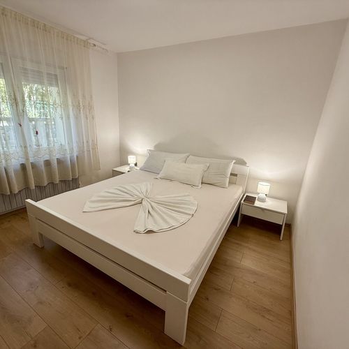 Apartament la etaj cu vedere spre mare cu 4 camere pentru 7 pers.