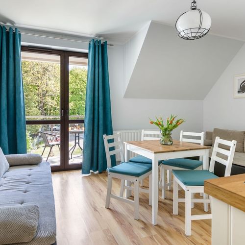 Apartament 4-osobowy z balkonem z 1 pomieszczeniem sypialnianym