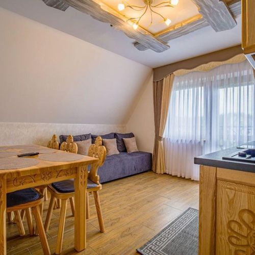 Apartament 8-osobowy z balkonem z widokiem na góry z 3 pomieszczeniami sypialnianymi